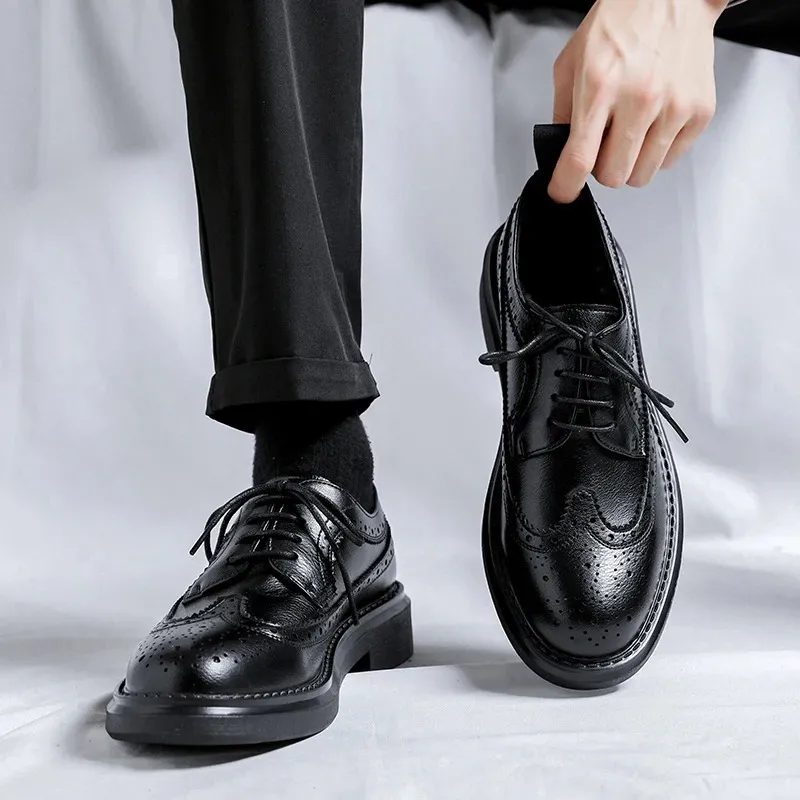 Novos sapatos Brogues clássicos da moda para homens Oxfords com cadarço em couro preto formal para festa de casamento 240614_voghion.com