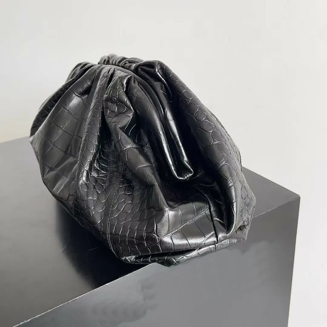 Dsignr Purss - Elegante Clutch mit plattiertem Cloud-Muster aus weichem, glänzendem Leder mit Alligatormuster und Sir Magnetic_voghion.com