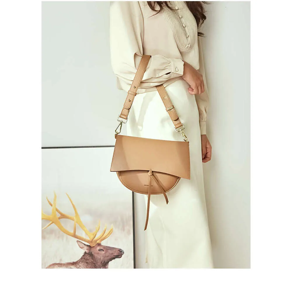 Moteriškas, odinis platus diržas, pusiau apvalus retro karvės odos vieno peties balno krepšys_voghion.com