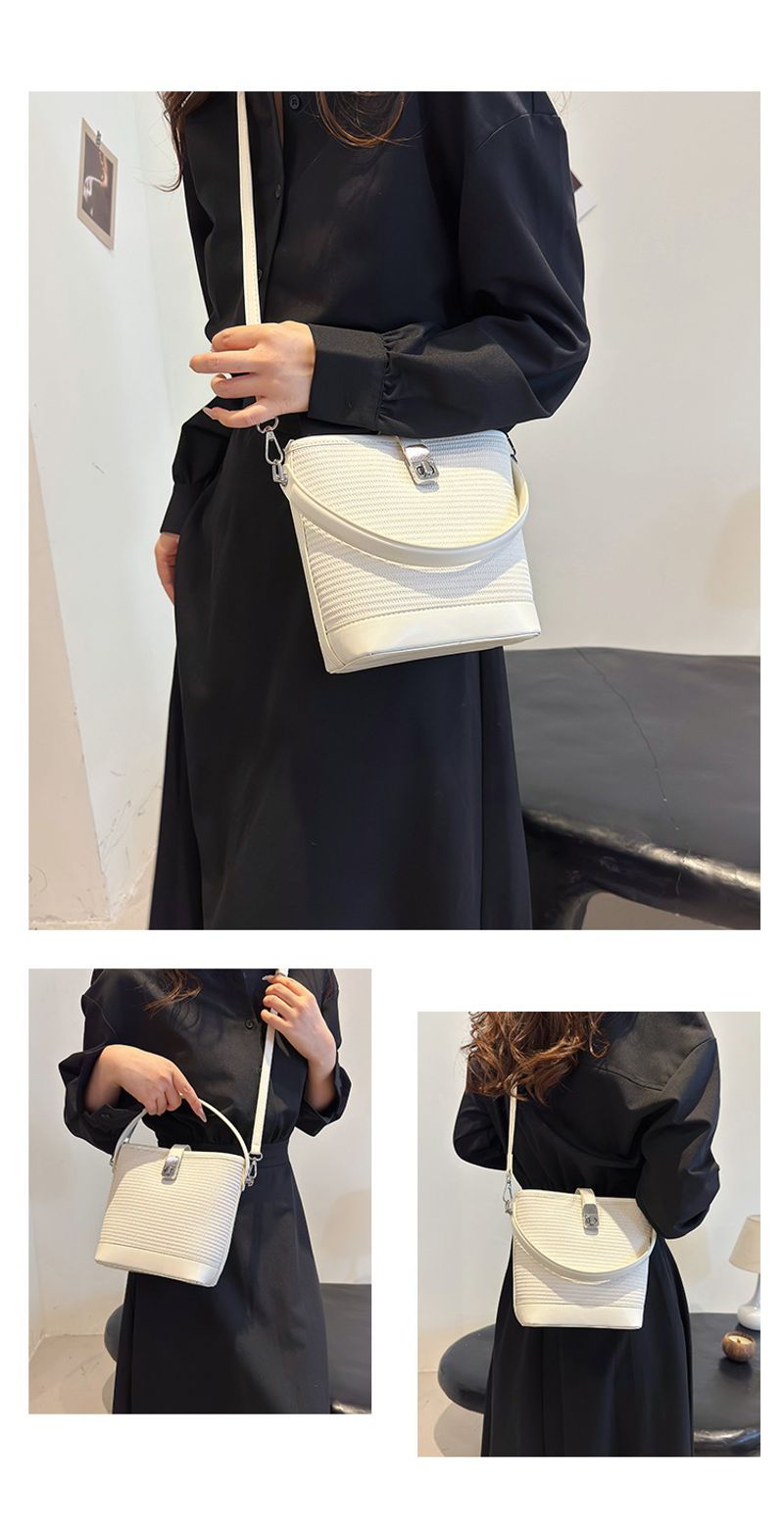 Erba di nicchia super popolare per le donne 2024 nuova borsa a secchiello per l'acqua a tracolla intrecciata versatile con blocco di colore estivo, mobile_voghion.com