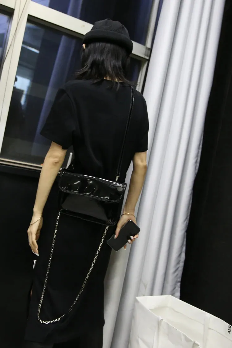 Klassische Schwarze Lackleder Umhängetasche Mit Kettengurt_voghion.com