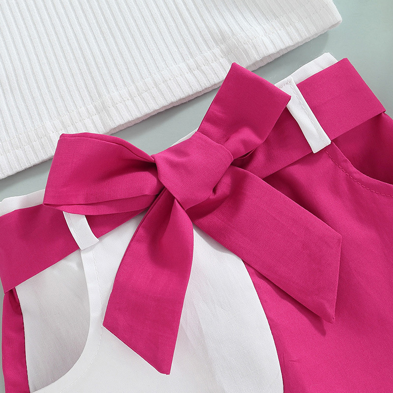 Le ragazze Mother&Kids indossano un tailleur gonna color patchwork in t-shirt tinta unita in stile casual_voghion.com