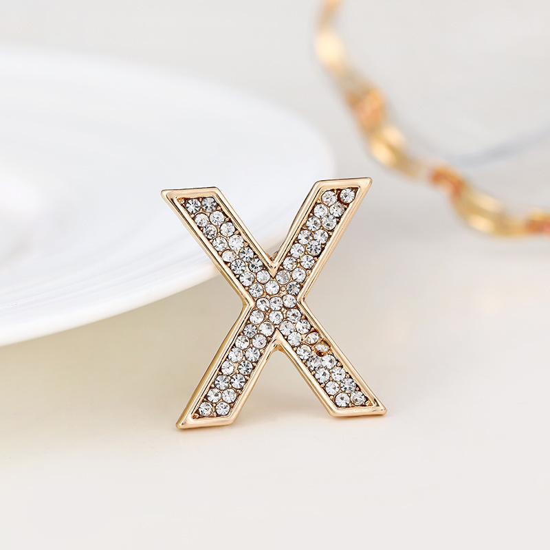 Spilla versatile con lettere inglesi in strass, stemma con fiore sul petto, luce antiscivolo, alla moda per uomo e donna_voghion.com