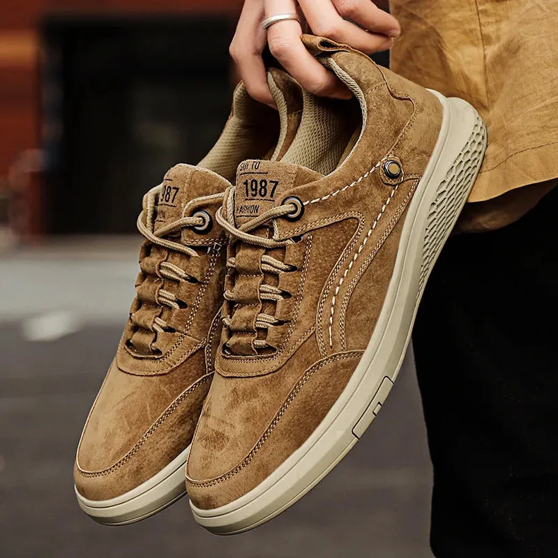 Chaussures de skateboard décontractées marron pour hommes, faites à la main, en daim, style coréen, baskets de haute qualité, à lacets peu profonds, 250310_voghion.com