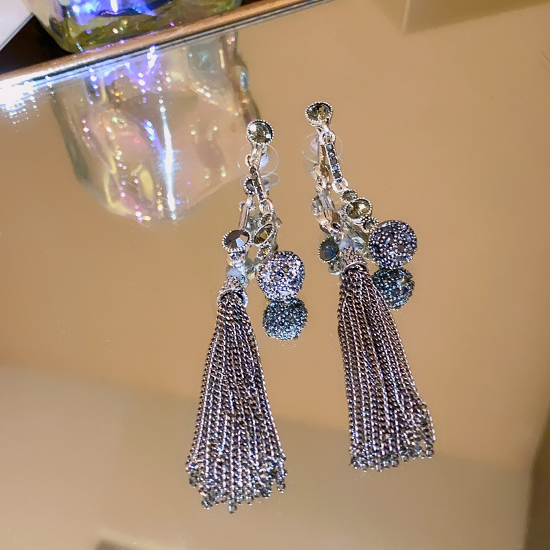 Silbernadel-Diamant-Quaste in runder Kugelform mit modischem Design und personalisierbar für Frauen, die zwei Ohrringe tragen_voghion.com