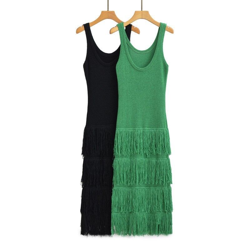 Damenbekleidung - einfarbiges Strickkleid mit Quastensaum und Hosenträgern_voghion.com