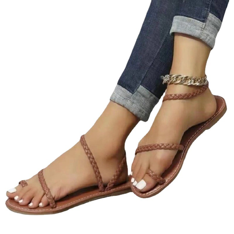 Sandali con punta larga e piatta per le donne che indossano sandali da spiaggia con cinturino intrecciato_voghion.com