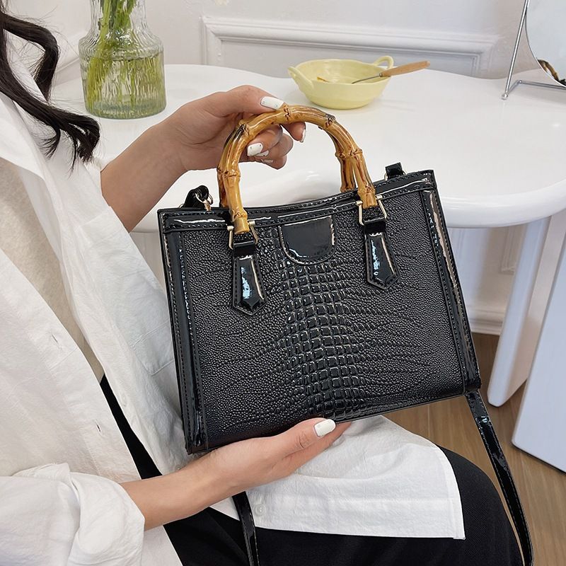 2023 neue hochwertige strukturierte Schulter-Umhängetasche, modische Pendlerhandtasche mit großem Fassungsvermögen,_voghion.com