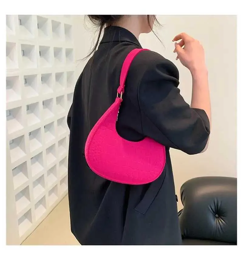 2023 mode Frauen Koreanische Neue Stein Muster Unterwäsche Casual Schulter Filz Einfarbig Handtasche Crescent Sattel Tasche_voghion.com