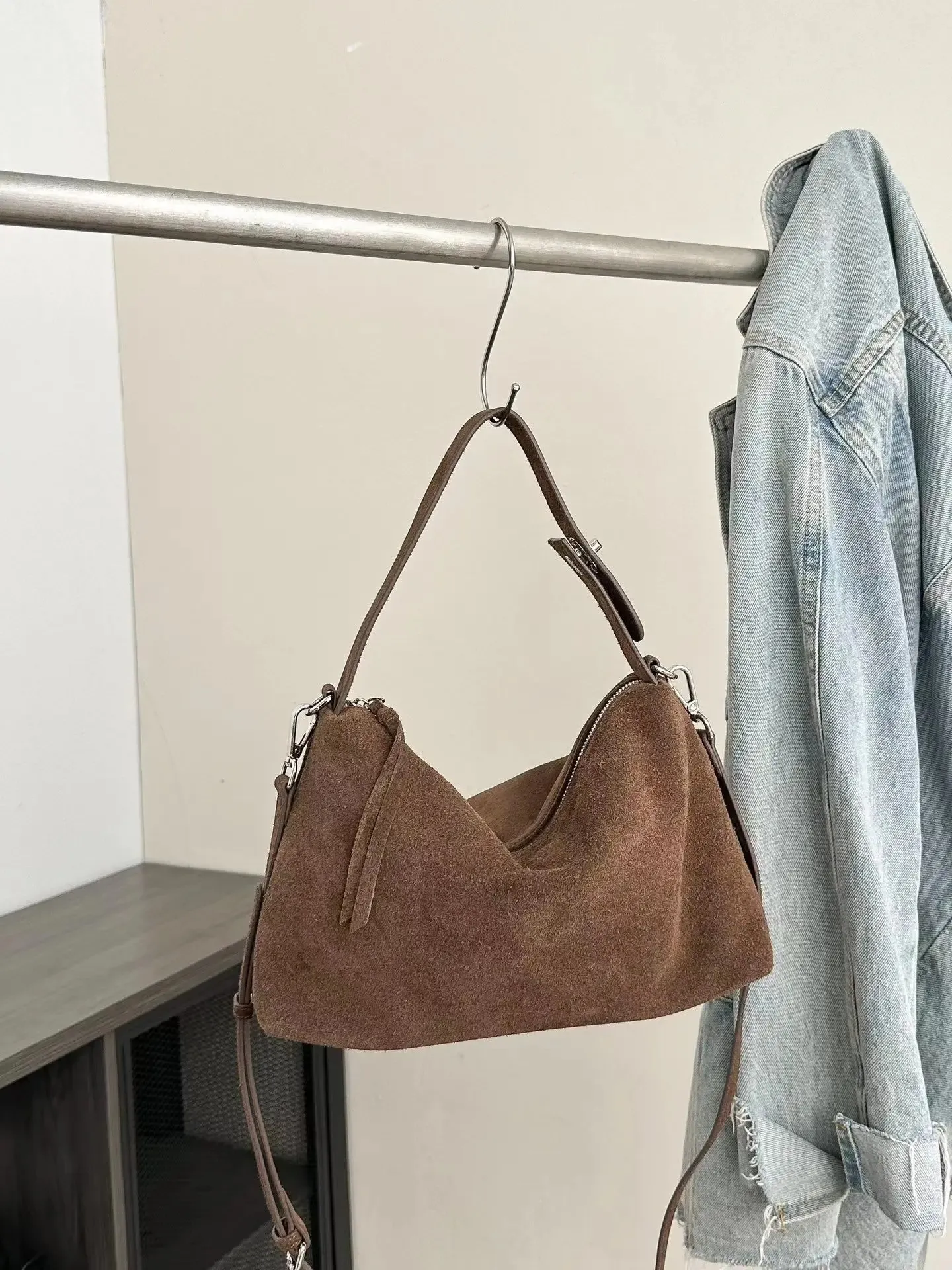 Borsa boston tote in scamosciato per donna, borsa a spalla marrone_voghion.com