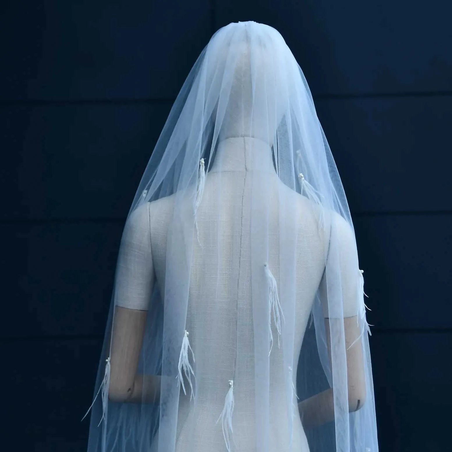 Haarschmuck Wunderschöne Braut 1 Tier Schleier 3D Feder Perle Perlen Weicher Tüll mit Kamm Hochzeitskleid Zubehör für_voghion.com