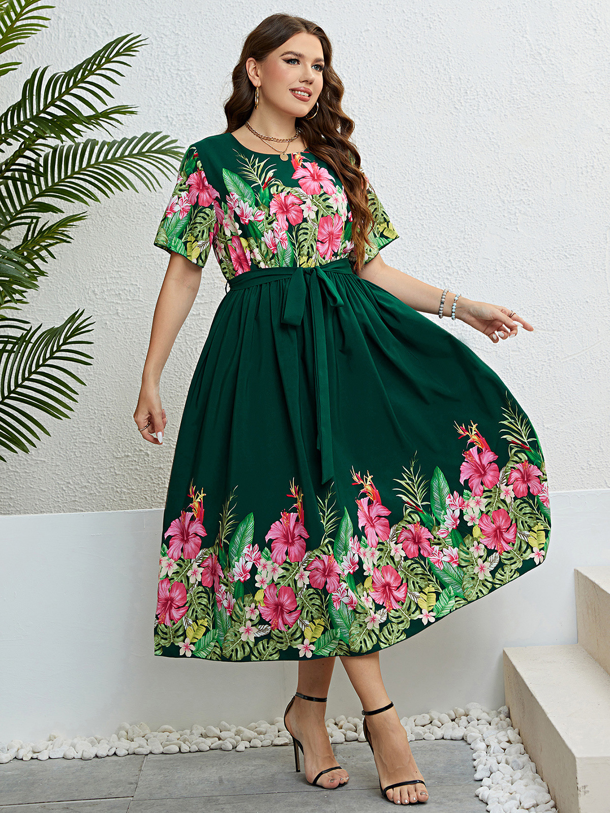Sommarklänning i plus size för dam grön mönstrad med axelband_voghion.com