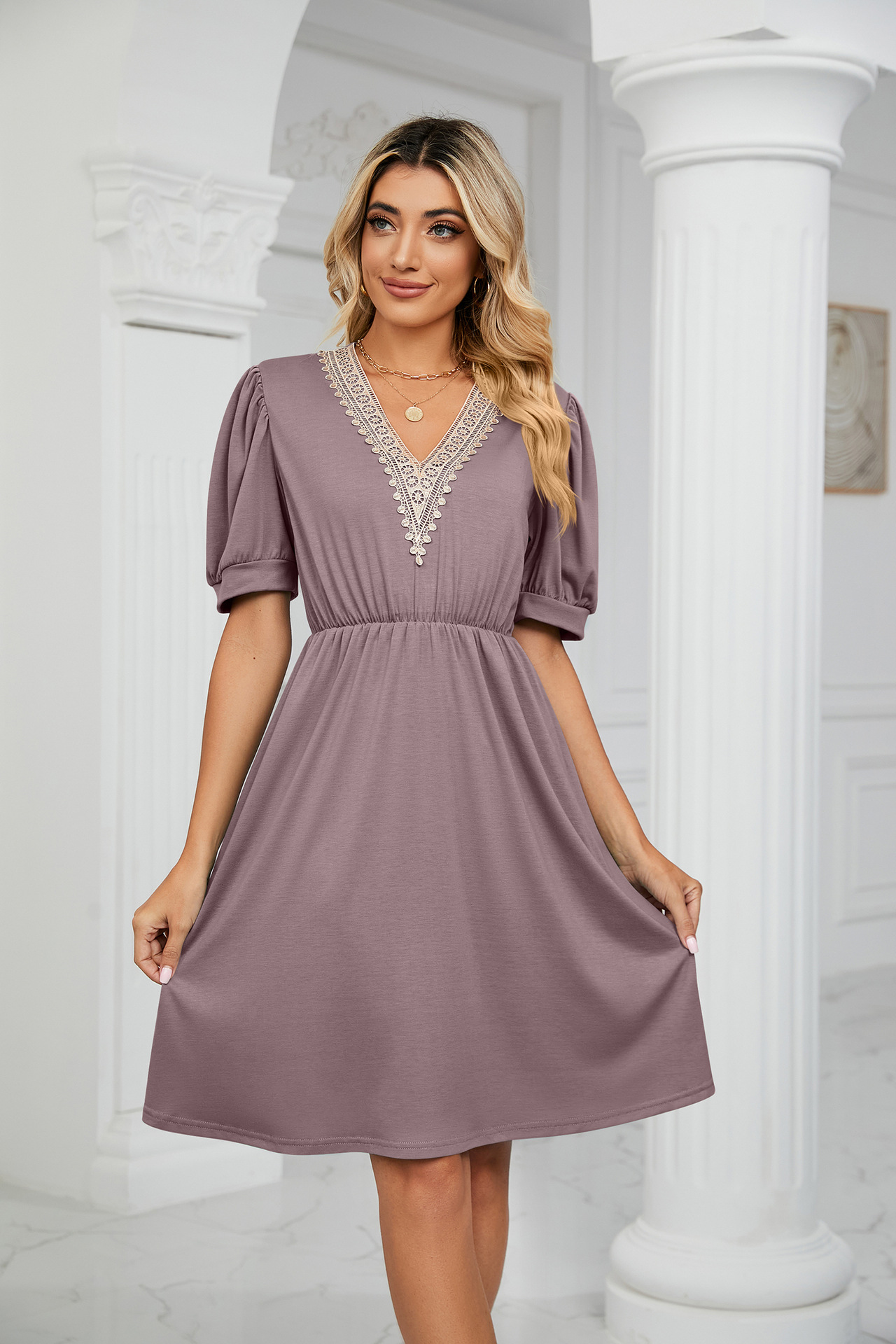 Damenkleid mit V-Ausschnitt und kurzen Ärmeln, mit festem Spitzenaufnäher_voghion.com