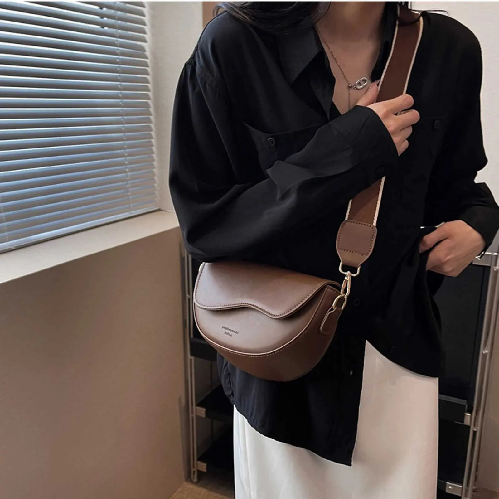 2024 Texture Kleine Retro Vielseitige Crossbody Mode Eine Schulter Unterarm Sattel Tasche Damen Stilvolle RucksackC241216_voghion.com