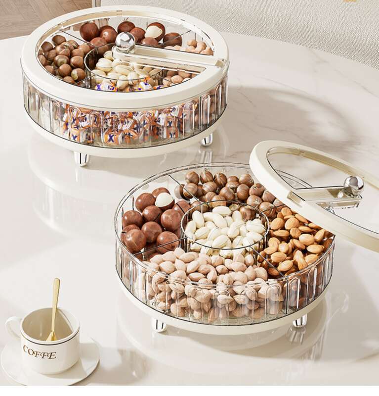 Un salon séché oublié pour la maison, une table à thé, une boîte à bonbons scellée, un rangement pour collations, des graines de melon, des noix et des cloisons_voghion.com