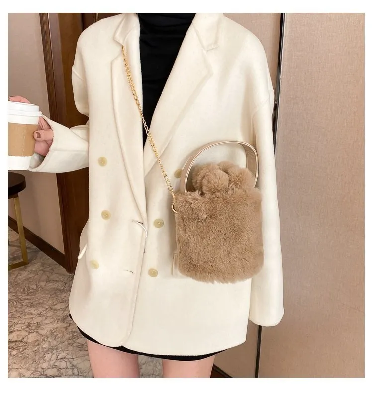 Sac à main en peluche avec cordon de serrage et boule de laine antivol, sac à bandoulière à une épaule, sac seau à la mode pour femmes 240820_voghion.com