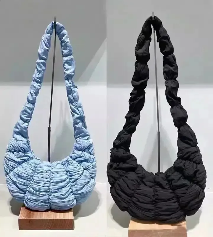 Gesteppte Schultertasche im koreanischen Stil, bauschige, weiche Hobo-Taschen mit gerüschtem Muster in Wolkenform für Damen, Croissant-Umhängetasche 2024 240723_voghion.com
