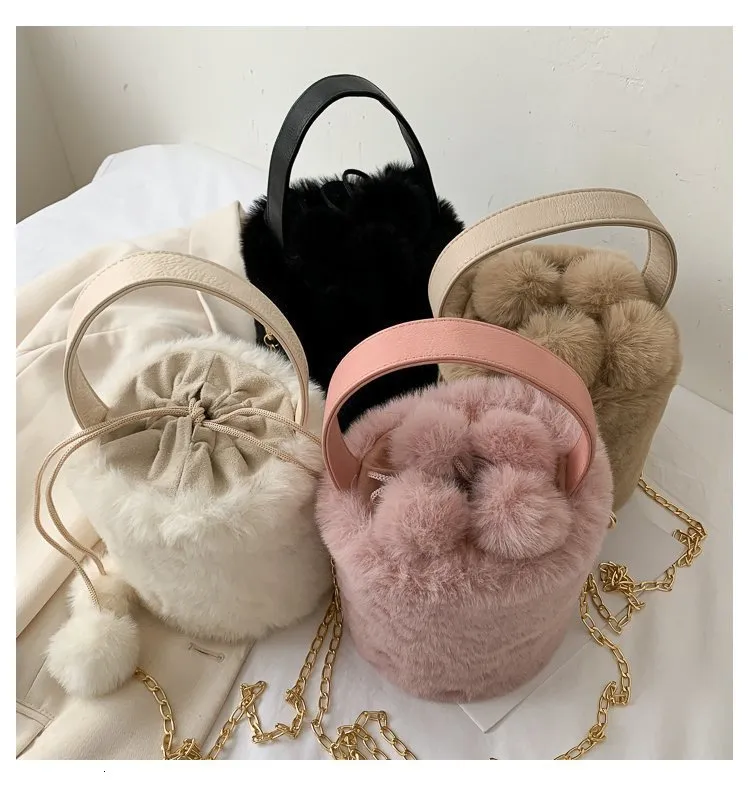 Sac à main en peluche avec cordon de serrage et boule de laine antivol, sac à bandoulière à une épaule, sac seau à la mode pour femmes 240820_voghion.com