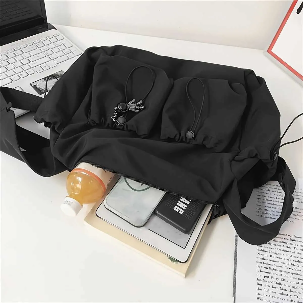 Moderns Crossbody ar stīgu akcentu, ietilpīgs un drošs rāvējslēdzēja aizdare — iekļauta stilīga soma CharmC241104_voghion.com