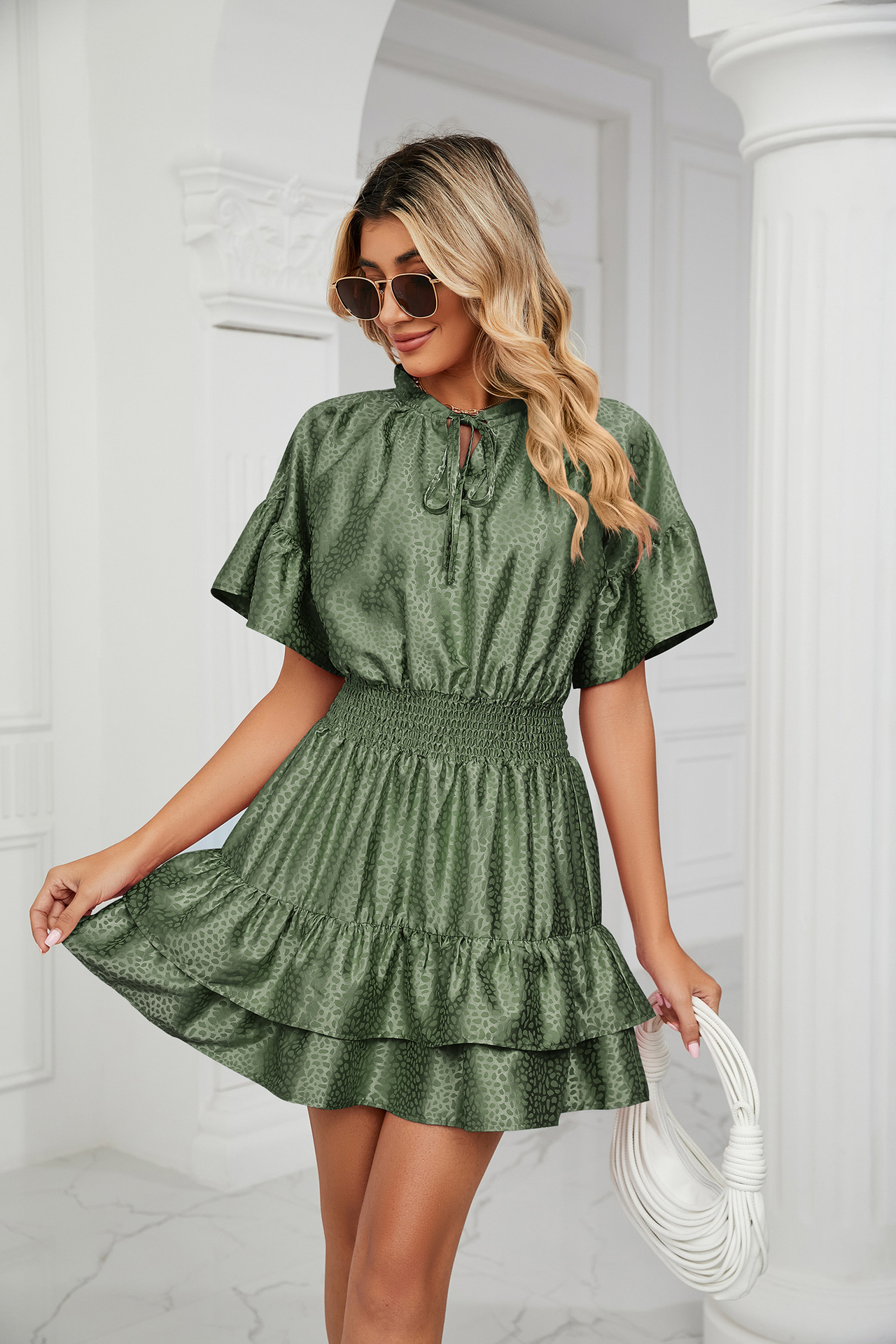Damenkleid aus Satin mit fester Taille, lockerem V-Ausschnitt und Rüschen_voghion.com