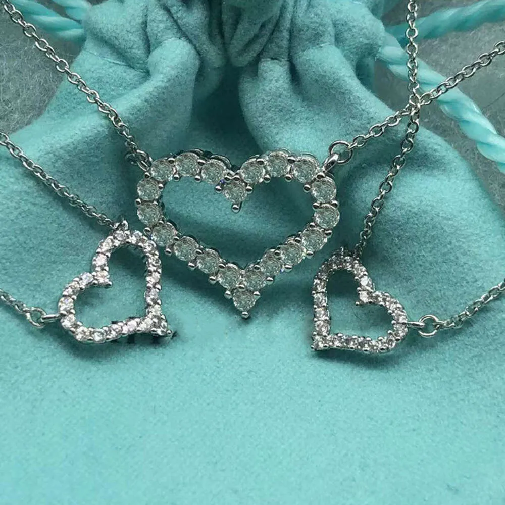 Collana in argento sterling leggero tempestato di diamanti Collana femminile a forma di cuore Collana con ciondolo a forma di cuore in platino e pesca con catena alla clavicola_voghion.com