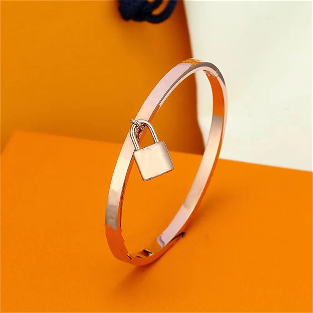 Edelstahlschnalle Armband Modeschmuck Männer und Frauen Designer Armreif vergoldet Initialen Armbänder personalisiert_voghion.com