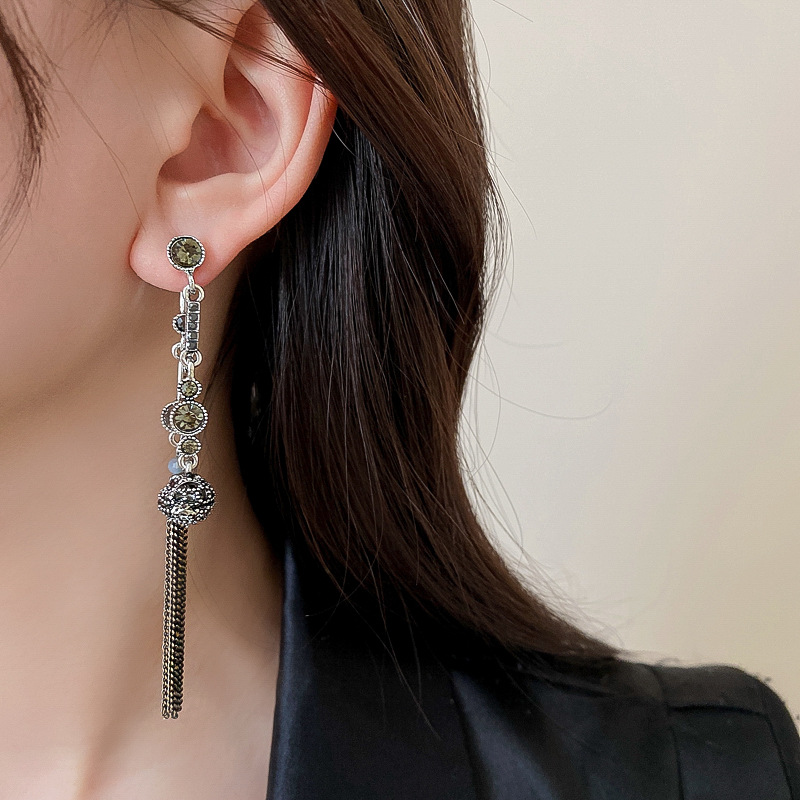 Silbernadel-Diamant-Quaste in runder Kugelform mit modischem Design und personalisierbar für Frauen, die zwei Ohrringe tragen_voghion.com