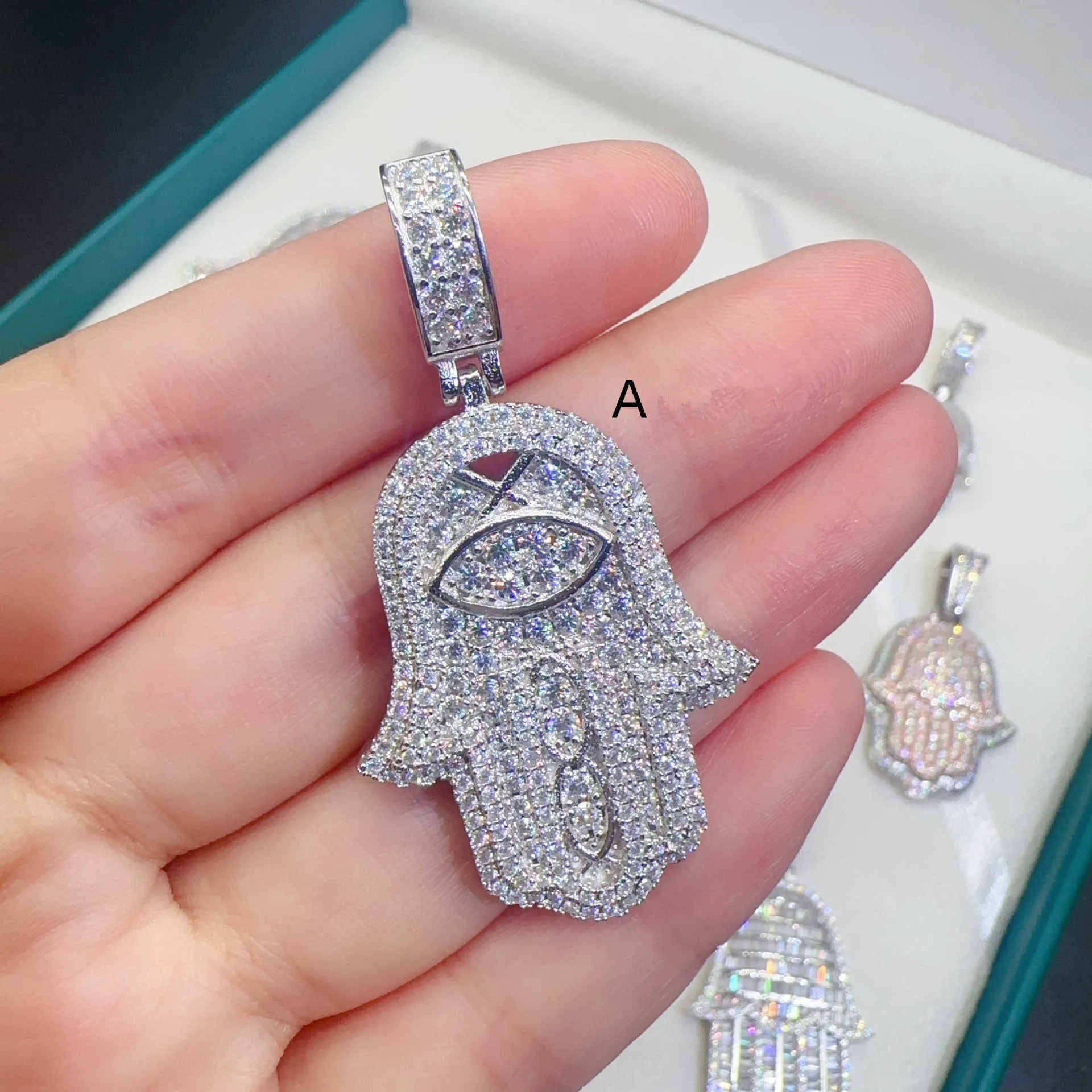 Gioielli Hip Hop Srling Sier VVS Moissani Ciondolo a forma di mano di Hamsa ghiacciato per uomo con diamanti Pass Tesr con GRA_voghion.com
