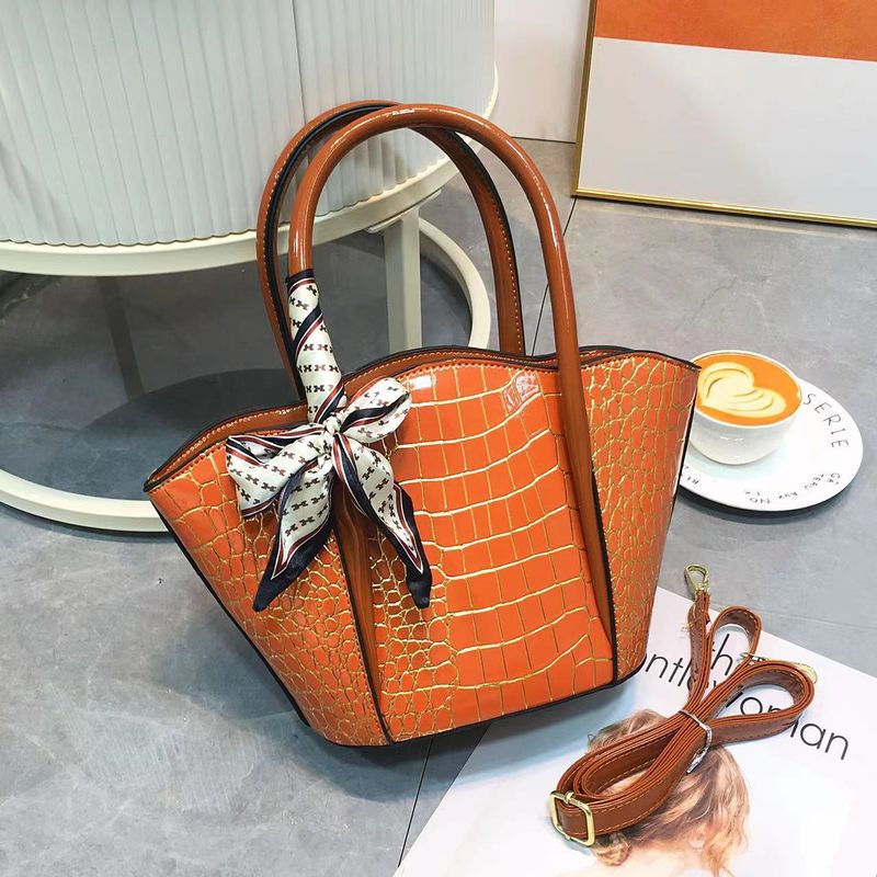 2024 Neue vielseitige explosive Umhängetasche für Damen Handheld Damenmode Einfache große Tasche_voghion.com