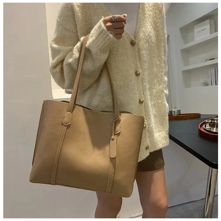 1PC black minimalist large capacity soft leather tote casual versatile shoulder bag 240822_voghion.com