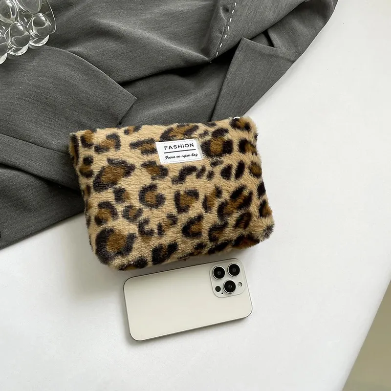 Plyšová make-up taška s leopardím potiskem, velkokapacitní, přenosná cestovní toaletní potřeby, kosmetika, prémiová senzorická úložná taška 241204_voghion.com