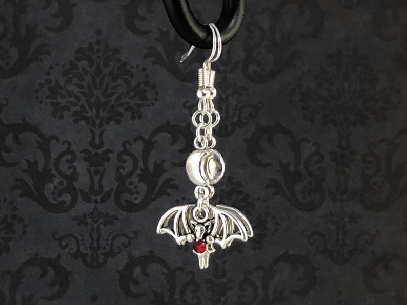 Creative ear hooks for vampire bats_voghion.com