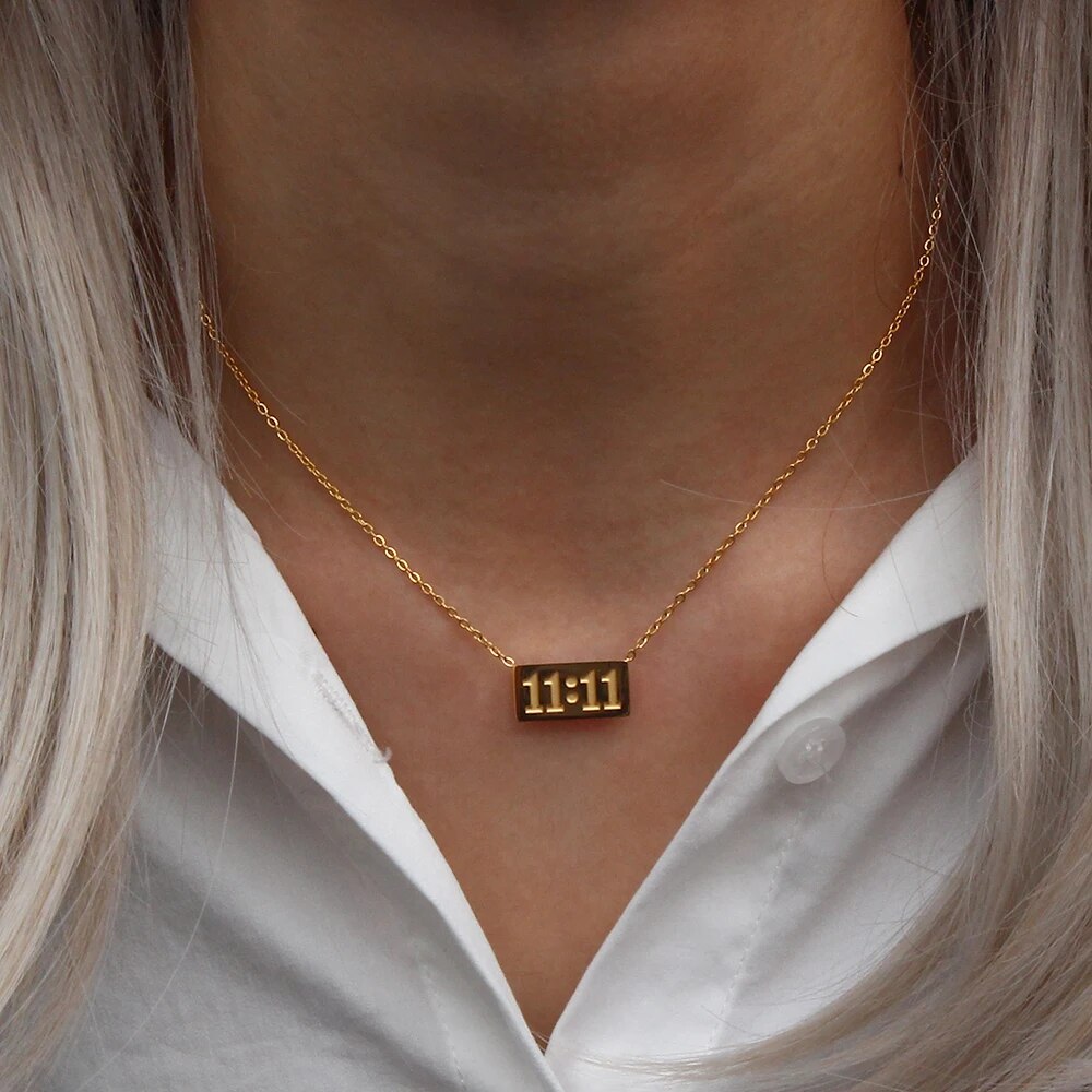E. b. belle Collana con ciondolo rettangolare antico in acciaio inossidabile finemente lucidato Collana placcata in oro 18 carati con numero di gioielli_voghion.com