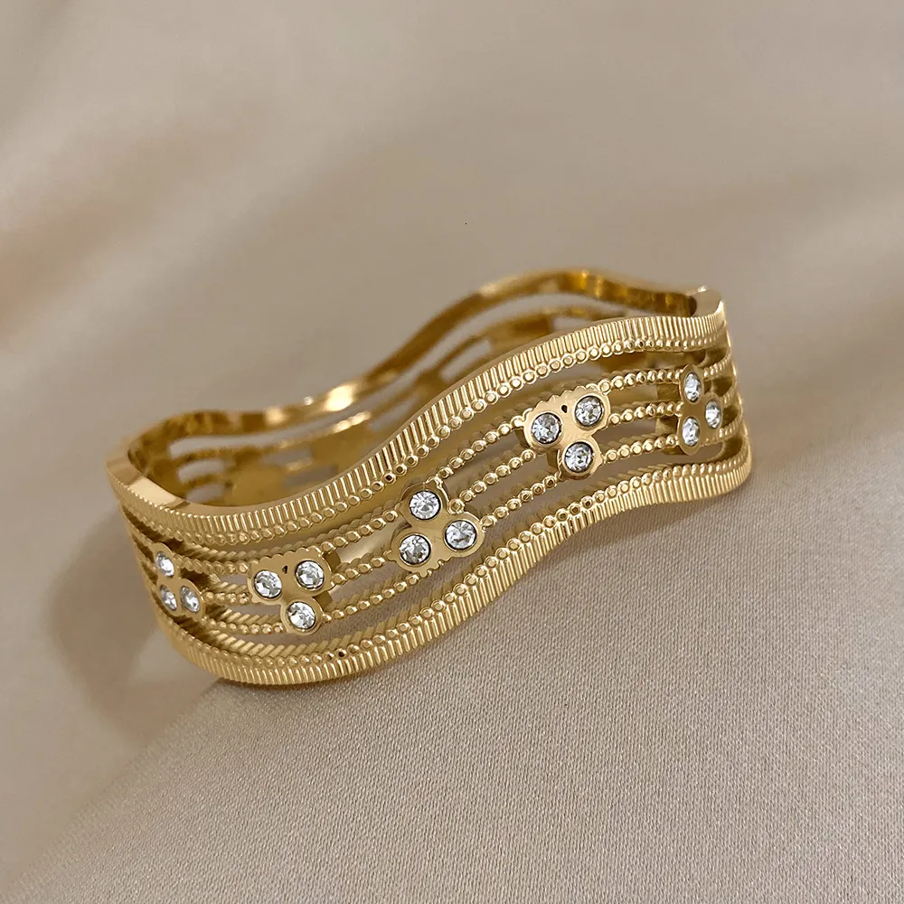 Bracciale rigido statement placcato oro design geometrico_voghion.com
