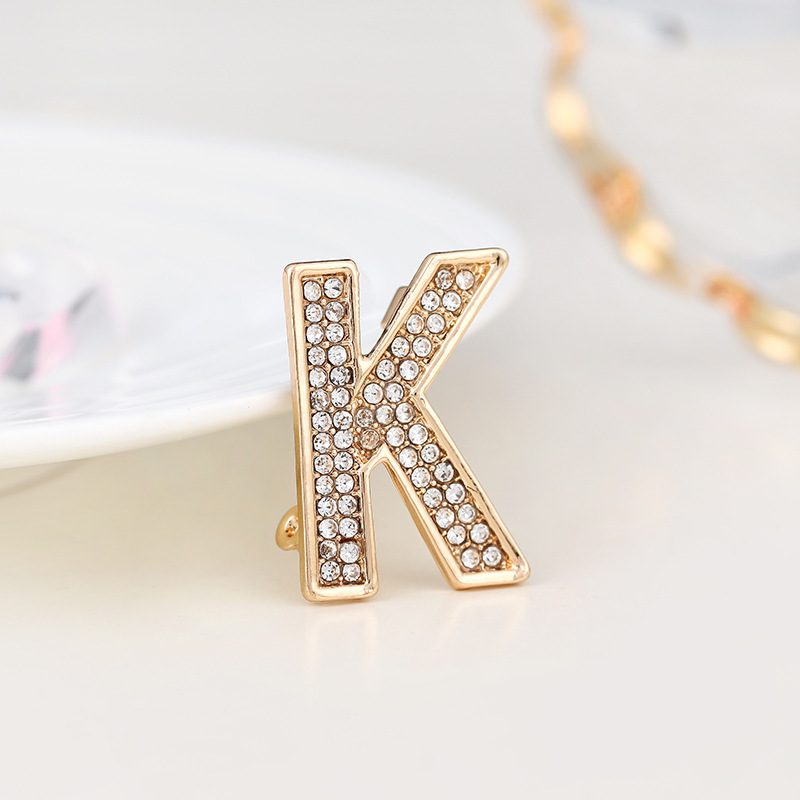 Spilla versatile con lettere inglesi in strass, stemma con fiore sul petto, luce antiscivolo, alla moda per uomo e donna_voghion.com