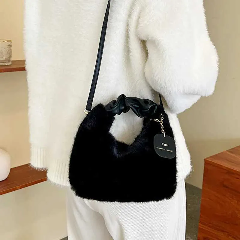 Wan Soft Plush Handbag New Fi Autumn/Winter Korean Edition Simple Ten Font Shopping Bag Y241106_voghion.com