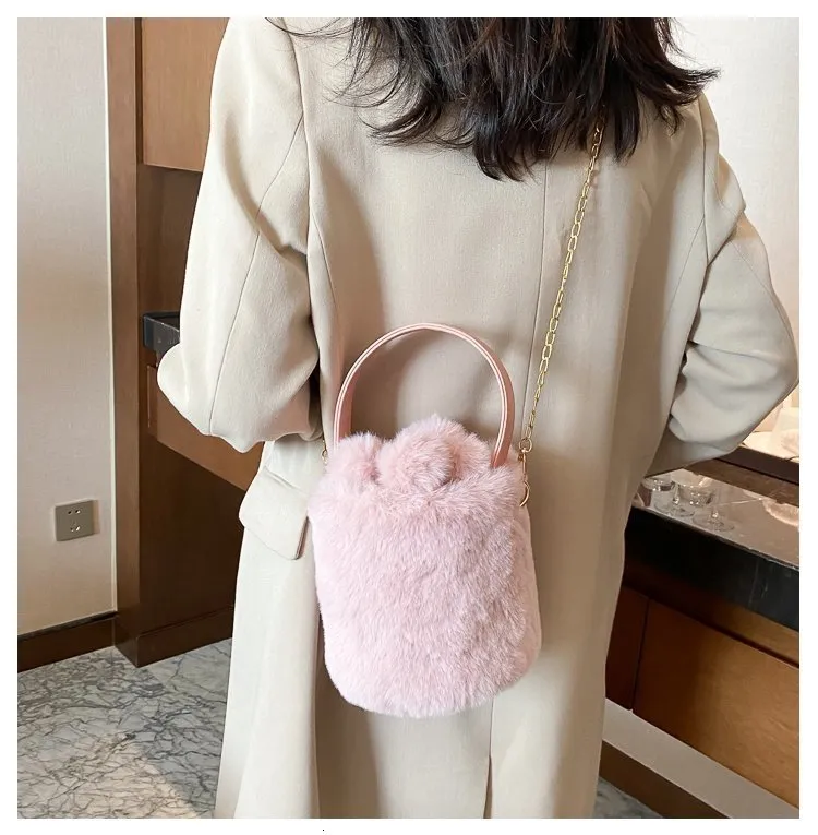 Sac à main en peluche avec cordon de serrage et boule de laine antivol, sac à bandoulière à une épaule, sac seau à la mode pour femmes 240820_voghion.com