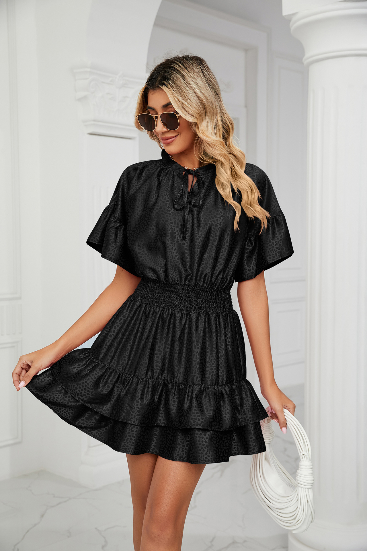 Damenkleid aus Satin mit fester Taille, lockerem V-Ausschnitt und Rüschen_voghion.com