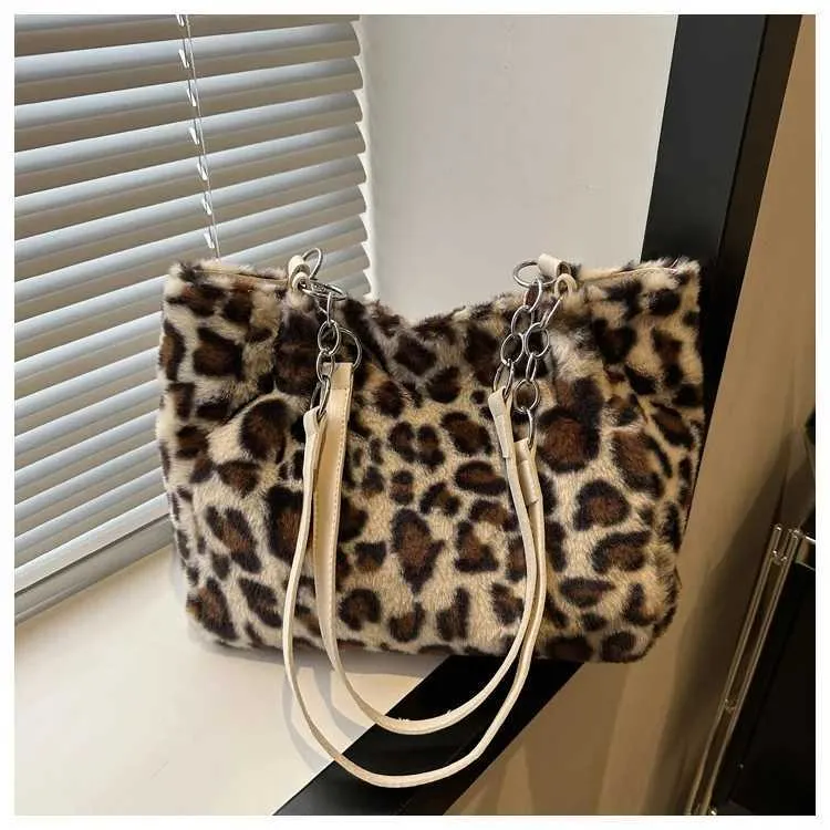 Le sac à bandoulière en peluche imprimé léopard pour femme est un sac à bandoulière décontracté et à la mode avec une grande capacité et une texture haut de gamme_voghion.com