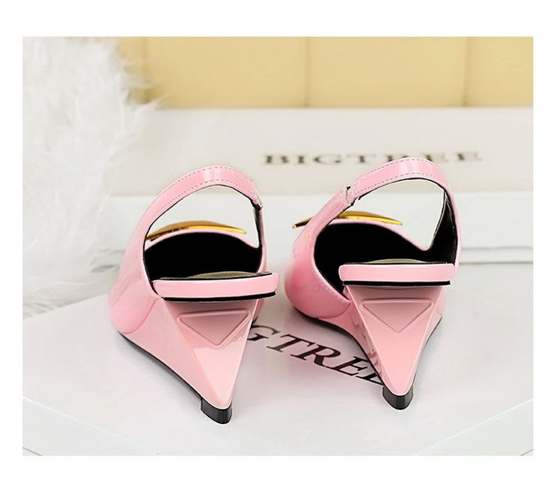 Scarpe da donna in stile 1097-K55 con tacco alto e slingback, cinturino posteriore traforato in vernice, punta bassa e appuntita_voghion.com