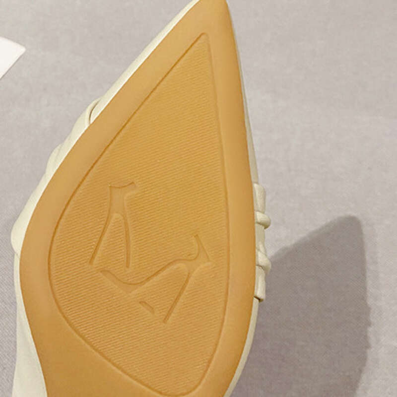 Short Heel Network Star New Pointed Toe Shallow Mouth Medium Low Heel Shoes_voghion.com