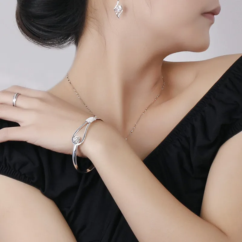 Bracciale rigido a fiore placcato platino per donna elegante_voghion.com