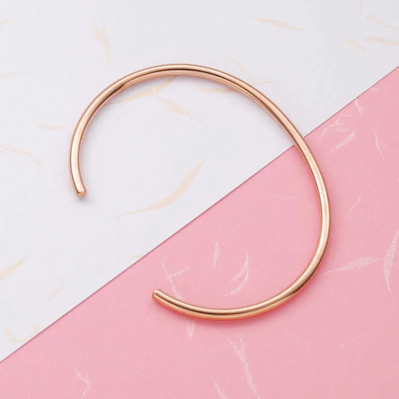 Bracelet manchette ouvert en acier inoxydable plaqué or de haute qualité pour femme_voghion.com