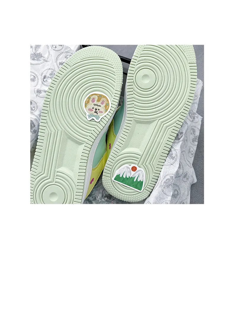 Skateboard 2025 Neue weiße Schuhe für Mädchen und Studentinnen mit dicker Sohle und vielseitigem Stil Designer-Schuhe Sneakers Trainer_voghion.com