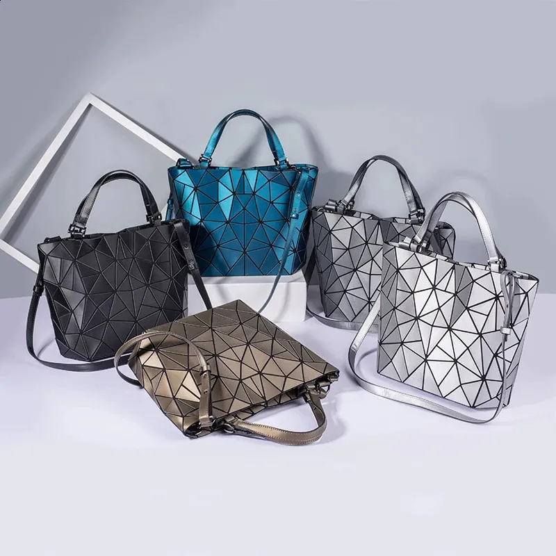 Borsa a mano geometrica e borsa a spalla con tracolla donna_voghion.com