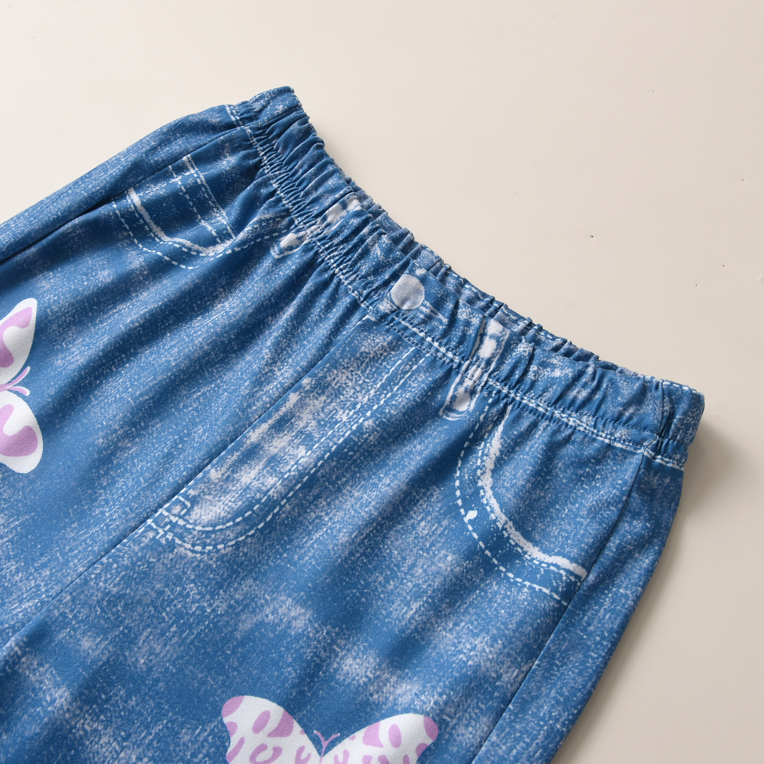 Felpa con cappuccio a farfalla a maniche lunghe in pizzo Mother&Kids + completo in due pezzi con pantaloni a zampa d'elefante in finto denim_voghion.com