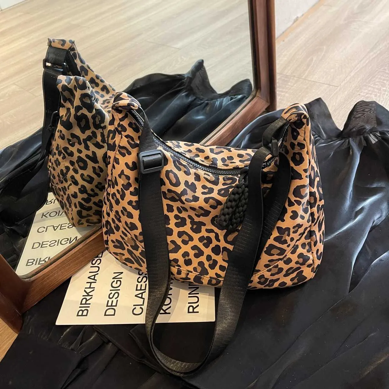 Autumn/Winter large capacity commuter leopard print crossbody Womens canvas fashion casual shoulder dumpg bag_voghion.com