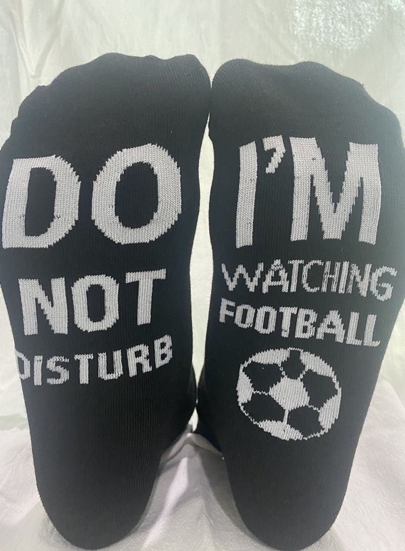 Unisex DO NOT DISTURB WATCHING FOOTBALL Neutrale Socken mit mittlerem Schlauch_voghion.com