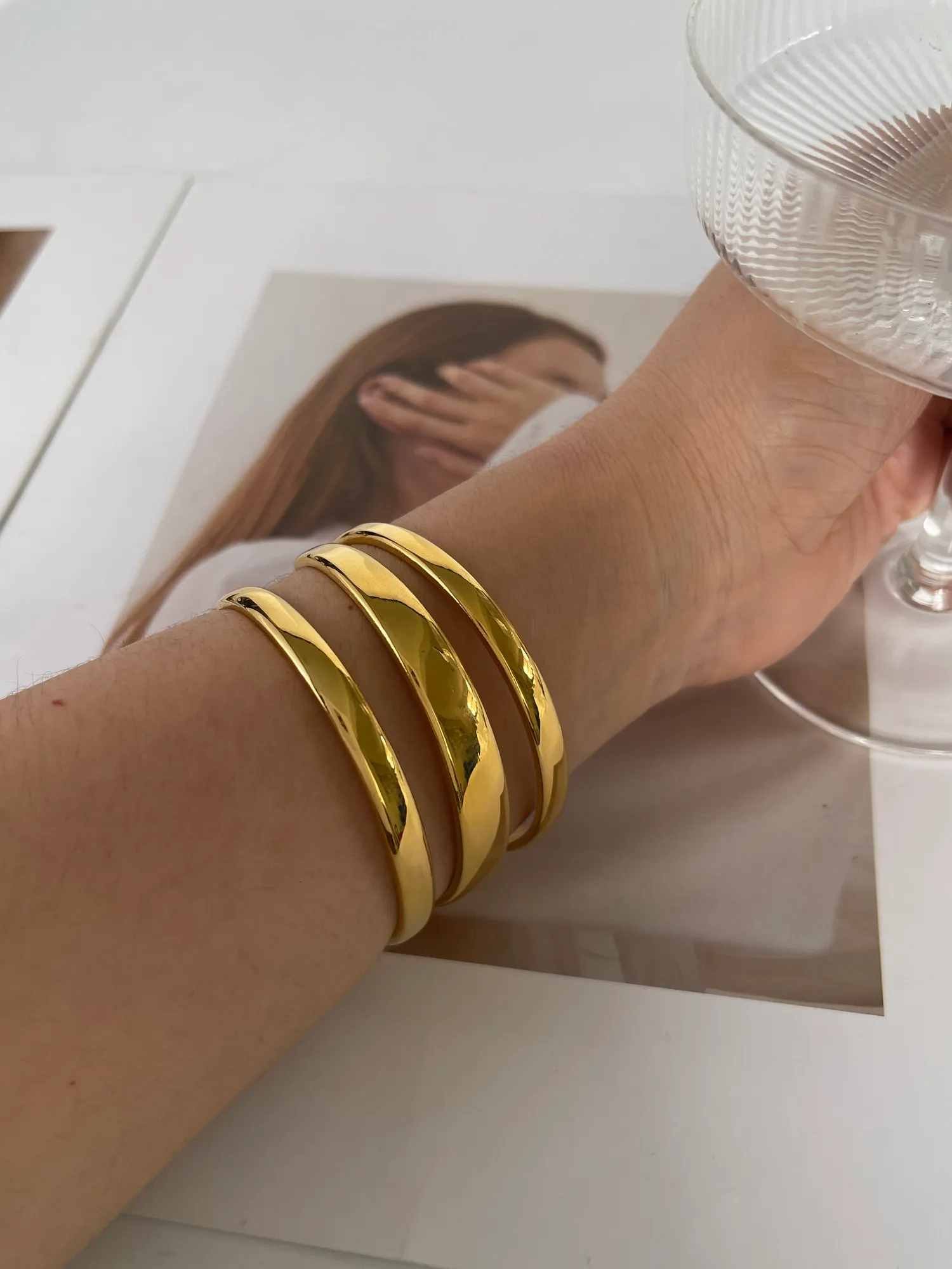 Pulsera minimalista de acero inoxidable chapado en oro macizo PVD de tres capas sin deslustre Perisbox_voghion.com