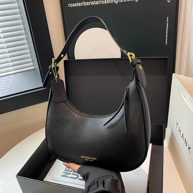 Bolsa de ombro meia lua em couro texturizado para mulheres_voghion.com